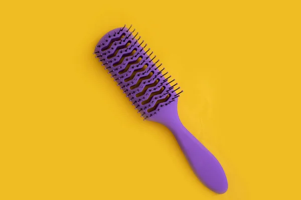 Haarbürste Auf Farbigem Hintergrund — Stockfoto