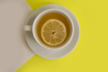 Renkli arkaplanda limonlu çay.