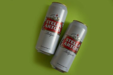 14 Mayıs 2022 Ukrayna şehri Kyiv birası demir bir teneke kutuda Stella Artois renkli bir mfon üzerinde