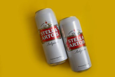 14 Mayıs 2022 Ukrayna şehri Kyiv birası demir bir teneke kutuda Stella Artois renkli bir mfon üzerinde