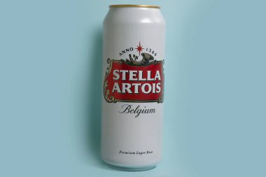 14 Mayıs 2022 Ukrayna şehri Kyiv birası demir bir teneke kutuda Stella Artois renkli bir mfon üzerinde