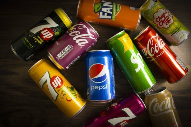 22 Nisan 2022 Ukrayna 'nın Kyiv kenti Coca Cola, Pepsi, Sprite, Fanta, 7 numara
