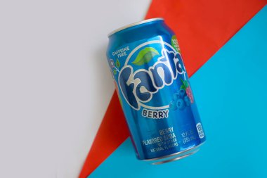 18 Mayıs 2022 Ukrayna şehri Kyiv kavanozu Fanta vişneli içeceği