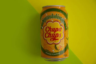 18 Mayıs 2022 Ukrayna şehri Kyiv renkli bir arka planda Chupa Chup içiyor