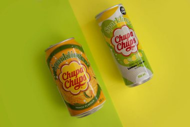 18 Mayıs 2022 Ukrayna şehri Kyiv renkli bir arka planda Chupa Chup içiyor