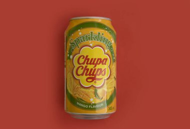 18 Mayıs 2022 Ukrayna şehri Kyiv renkli bir arka planda Chupa Chup içiyor