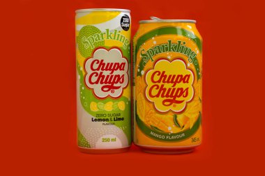 18 Mayıs 2022 Ukrayna şehri Kyiv renkli bir arka planda Chupa Chup içiyor