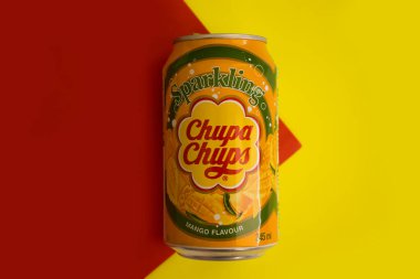 18 Mayıs 2022 Ukrayna şehri Kyiv renkli bir arka planda Chupa Chup içiyor