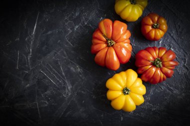 Eski arkaplanda olgun domatesler