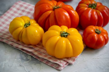 Eski arkaplanda olgun domatesler