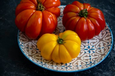 Eski arkaplanda olgun domatesler