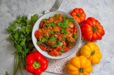 Eski arkaplanda sotelenmiş patlıcan ve domates