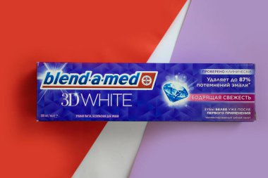 18 Mayıs 2023 Ukrayna şehri, renkli bir arka planda tıbbi diş macunu harmanladı.