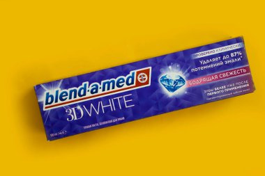 18 Mayıs 2023 Ukrayna şehri, renkli bir arka planda tıbbi diş macunu harmanladı.