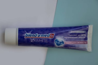 18 Mayıs 2023 Ukrayna şehri, renkli bir arka planda tıbbi diş macunu harmanladı.