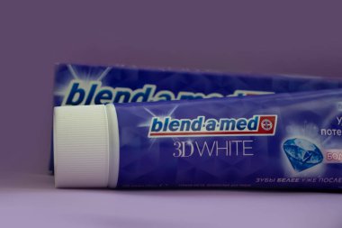 18 Mayıs 2023 Ukrayna şehri, renkli bir arka planda tıbbi diş macunu harmanladı.