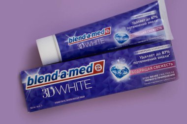 18 Mayıs 2023 Ukrayna şehri, renkli bir arka planda tıbbi diş macunu harmanladı.