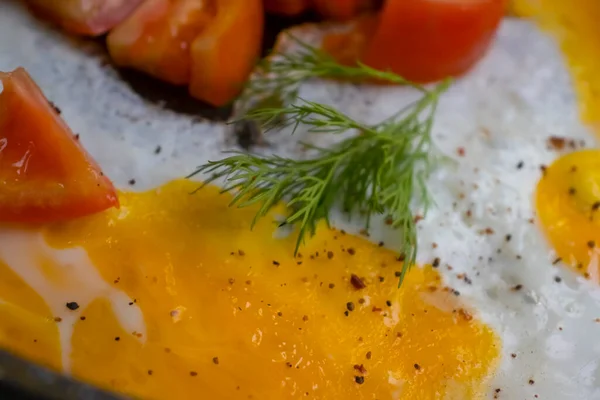 Huevos Fritos Con Tomates Una Sartén —  Fotos de Stock