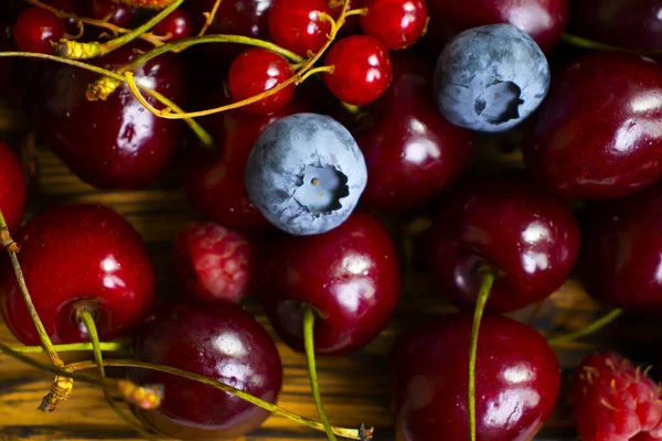 美丽的新鲜浆果和水果背景 — 图库照片