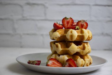 Hafif arkaplanda çilekli waffle.
