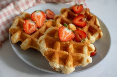 Hafif arkaplanda çilekli waffle.