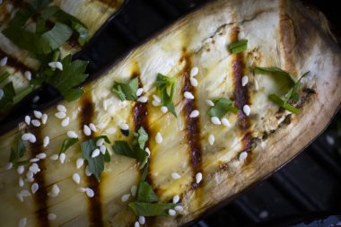 Arka planda kızarmış patlıcan.