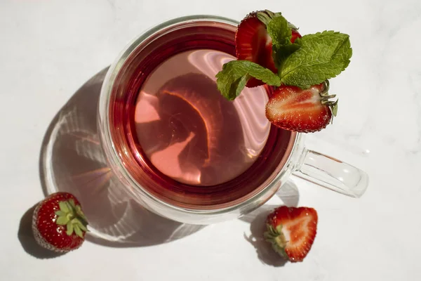 Drink Mit Erdbeeren Auf Hellem Hintergrund — Stockfoto