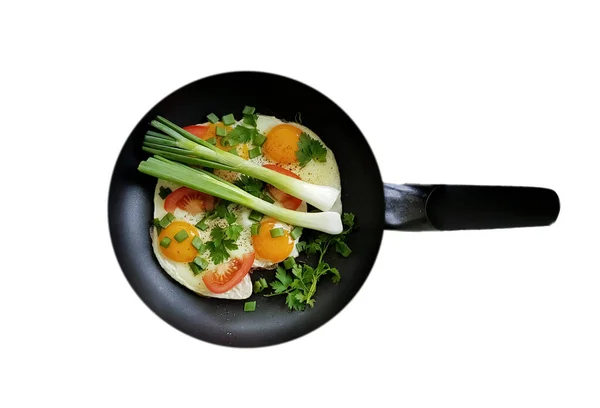 Gebakken Eieren Met Groene Uien Een Koekenpan Geïsoleerd Witte Achtergrond — Stockfoto