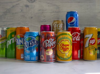 23 Mayıs 2022 Ukrayna 'nın Kyiv şehrinde Fanta, Coca Cola, Sprite, Schweppes, Dr. Pepper, Chupa Chups, Pepsi, 7Up