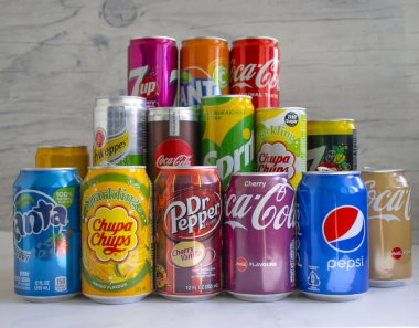 23 Mayıs 2022 Ukrayna 'nın Kyiv şehrinde Fanta, Coca Cola, Sprite, Schweppes, Dr. Pepper, Chupa Chups, Pepsi, 7Up