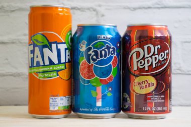18 Mayıs 2023 Ukrayna Ukrayna 'nın Kyiv şehrinde Fanta, Dr. Pepper