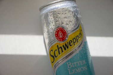 26 Temmuz 2023 Ukrayna şehri Kyiv ıslak demir konserve Schweppes içeceği