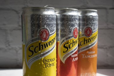 26 Temmuz 2023 Ukrayna şehri Kyiv ıslak demir konserve Schweppes içeceği