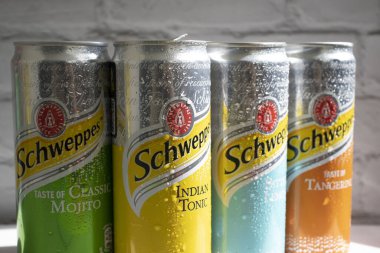 26 Temmuz 2023 Ukrayna şehri Kyiv ıslak demir konserve Schweppes içeceği