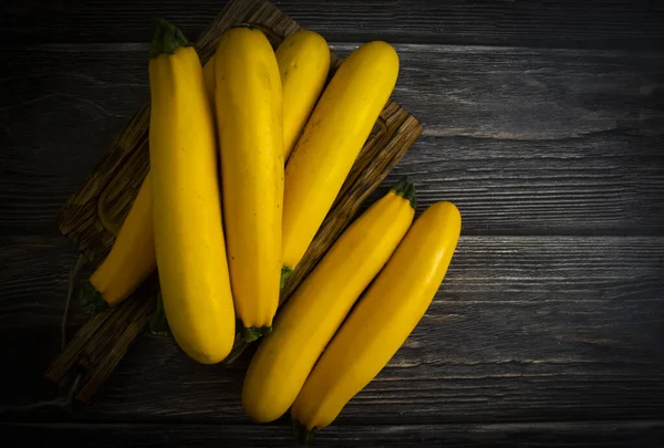 Gelbe Zucchini Auf Altem Hintergrund — Stockfoto