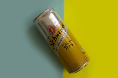 26 Temmuz 2023 Ukrayna şehri Kyiv 'in demir kutu Schweppers içkisi