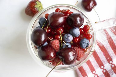 Çilek, yaban mersini, fincanda frenk üzümü.