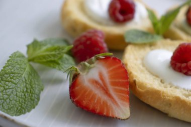 Çilekli ekmek, açık arkaplanda nane.