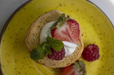 Çilekli ekmek, açık arkaplanda nane.