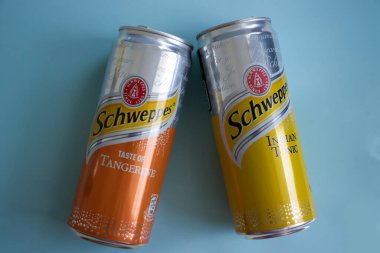 26 Temmuz 2023 Ukrayna şehri Kyiv 'in demir kutu Schweppers içkisi