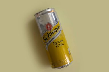 26 Temmuz 2023 Ukrayna şehri Kyiv 'in demir kutu Schweppers içkisi