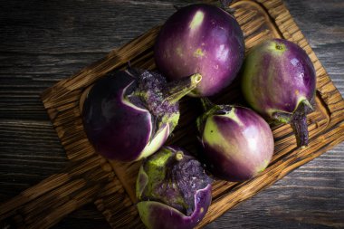 Eski ahşap arka planda patlıcan