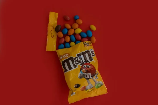 2023年8月1日彩色背景的巧克力M — 图库照片