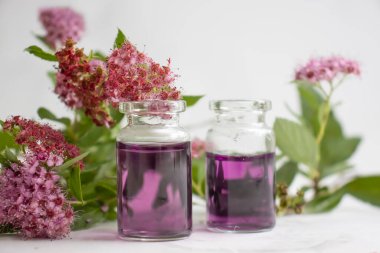 Kozmetik yağ, arka planda çiçek