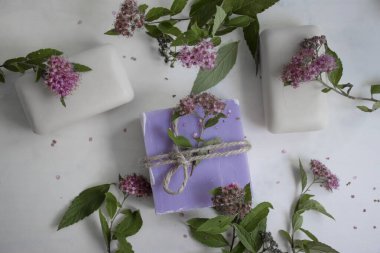 Kozmetik sabun, arka planda çiçek.