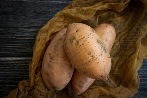 Сырой Сладкий Картофель Старом Фоне — стоковое фото