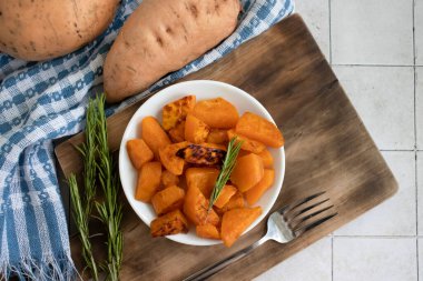 Eski arkaplanda kızarmış tatlı patates