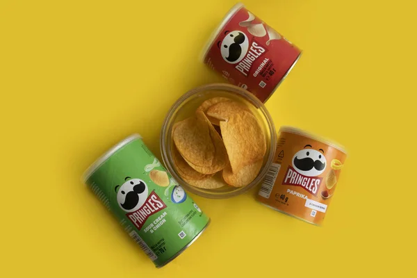 Июля 2023 Киев Чипсы Pringles — стоковое фото