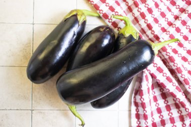 Eski arkaplanda taze patlıcan