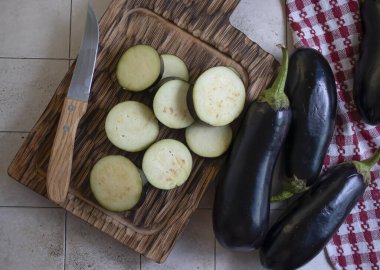 Eski arkaplanda taze patlıcan